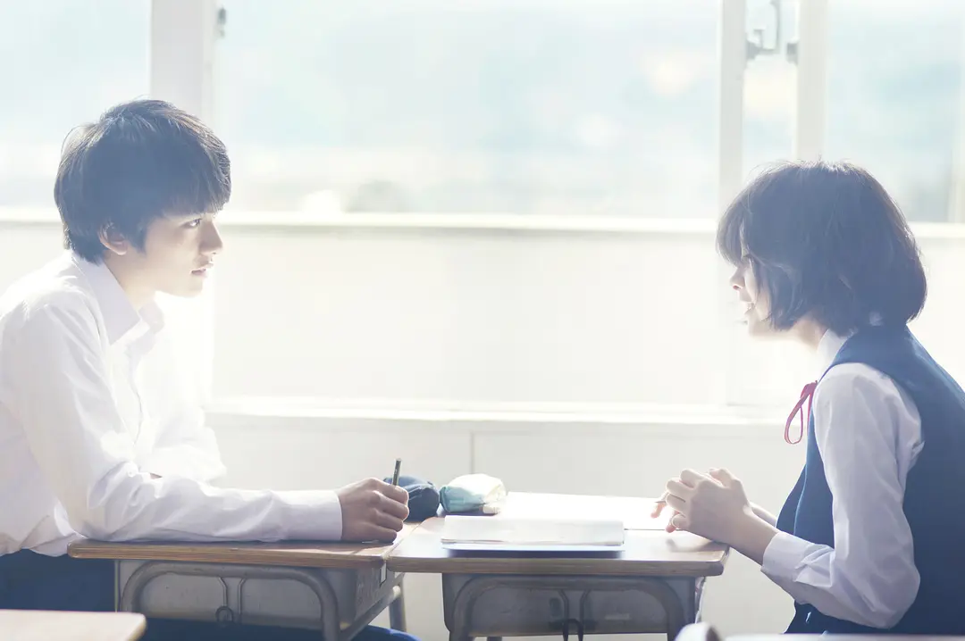 教室で向かい合う中学生の浩介と真緒
